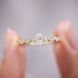 0.38 Karat Oval Keitha Tektaş Pırlanta Yüzük